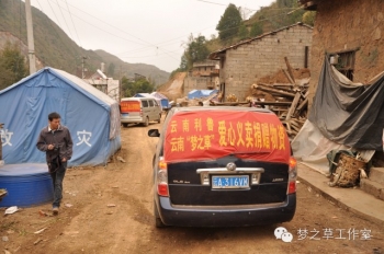  行走在廢墟之間，滿眼荒蕪、破敗。