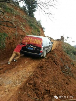  由于地震原因，道路崎嶇，再好的車也要靠人力推才能勉強(qiáng)爬上坡。
