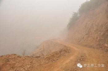 起霧了，原本美麗的霧氣卻暗含危險(xiǎn)，把本來(lái)就十分曲折的道路變得更加危險(xiǎn)重重。