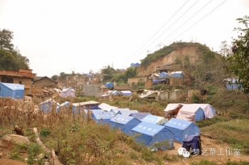 沿路上，雖然地震已經(jīng)過(guò)去很久，但失去家園的人們還是只能住在這樣的救災(zāi)帳篷里。