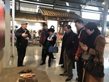 負責(zé)人等參觀百草莊園滇南本草植物博物館等景點
